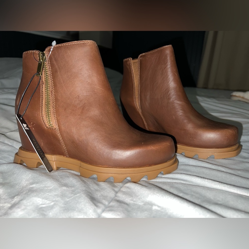 Sorel Women's Joan of Arctic Wedge II Zipper Boots in Hazelnut Leather, Gum 2